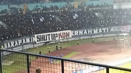 Spanduk “Shut Up KDM” Gegerkan GBLA saat Persib vs Arema FC, Sinyal Keras Bobotoh Tolak Politisasi