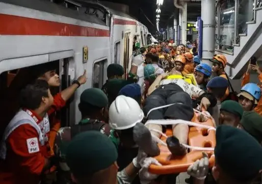 Tragedi Maut di Bekasi Timur: 6 Tewas, 80 Luka-Luka Akibat Tabrakan KA dan KRL