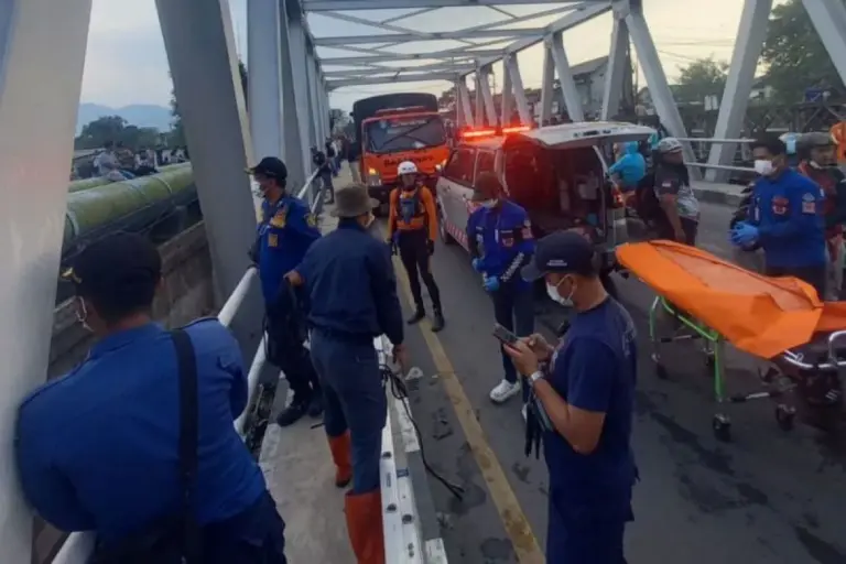 Kerangka Manusia Ditemukan di Bawah Jembatan Dayeuhkolot, Polisi Lakukan Penanganan Kerangka Manusia Ditemukan di Bawah Jembatan Dayeuhkolot, Polisi Lakukan Penanganan