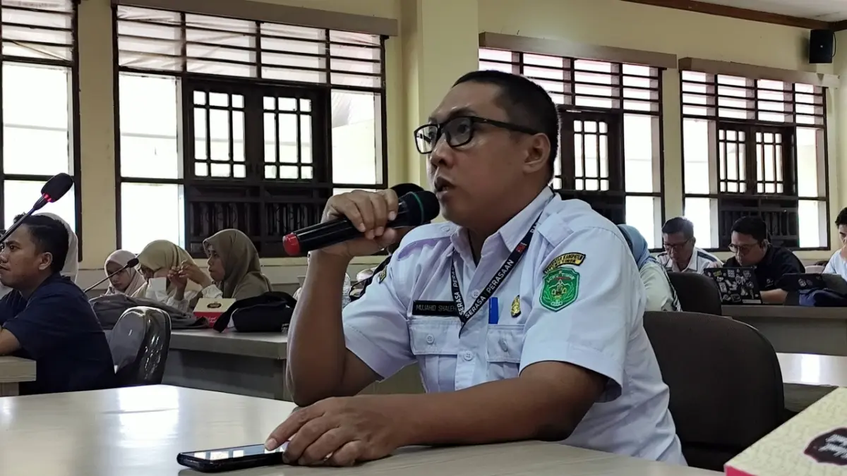 Mujahid, peserta dari Kabupaten Luwu Timur menyampaikan pertanyaan pada kegiatan workshop geospasial