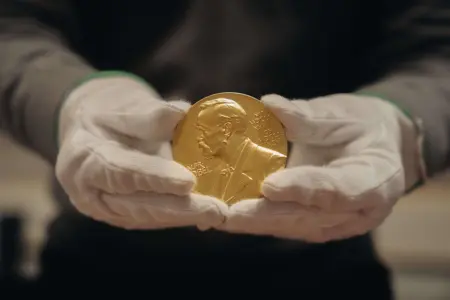 NOBEL PRIZE: HADIAH ULANG TAHUN EMAS REPUBLIK INDONESIA