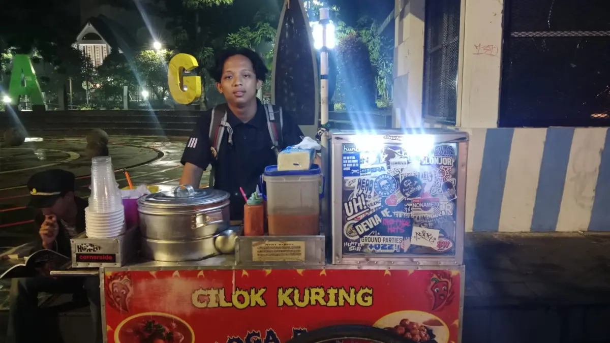 Raja Saut Martua Sinaga (26) Penjual Cilok yang membuka lapak Baca Buku Gratis (Sarah/Koran Mandala)