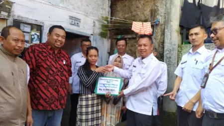 Perumda Tirta Intan Garut dan DPRD Salurkan Bantuan untuk Warga Jayawaras Perumda Tirta Intan Garut salurkan bantuan ke warga Jayawaras Garut