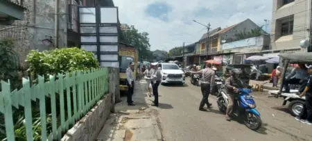 Trotoar Rusak Akibat Parkir Liar, Dishub Bandung Baru Bergerak Saat Infrastruktur Ambruk Trotoar Rusak Akibat Parkir Liar, Dishub Bandung Baru Bergerak Saat Infrastruktur Ambruk