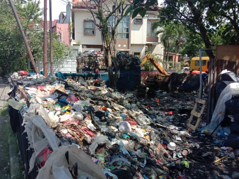 Pengelolaan Masih Berfokus di Hilir, Pemkot Bandung Dinilai Gagal Benahi Sistem Sampah Sampah menumpuk di TPS RW 04, Kel. Turangga, Kec. Lengkong, Kota Bandung