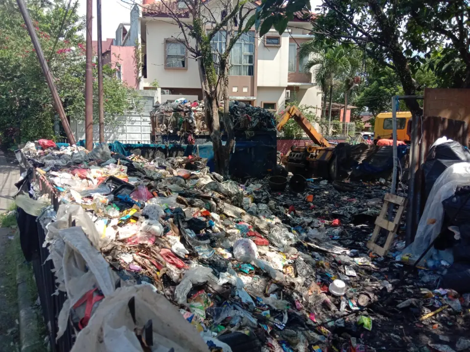Sampah menumpuk di TPS RW 04, Kel. Turangga, Kec. Lengkong, Kota Bandung