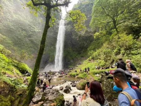 Curug Pelangi saat libur paskah. Minggu 5/4/2026 (Sarah/Koran Mandala)