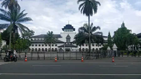 Ini Alasan KDM Lakukan Penataan Halaman Gedung Sate Rencana penataan Plaza Gedung Sate dengan anggaran mencapai Rp15 M, (Sarah/Koran Mandala)