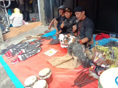 Didi (tengah) penjual atribut kesenian dan alat musik tradisional Sunda di pasar kaget Cipadung, Kec. Cibiru, Kota Bandung