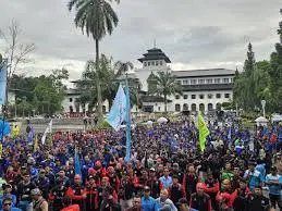 Buruh Jawa Barat Meradang, Janji Dedi Mulyadi Dipersoalkan: “Kami Merasa Dibohongi”