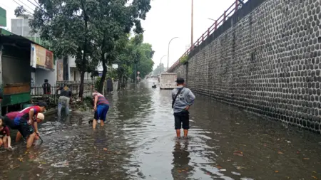 Terlihat 1 Truk dan pengendara motor mogok saat menerobos banjir di cimindi (Sarah/Koran Mandala)