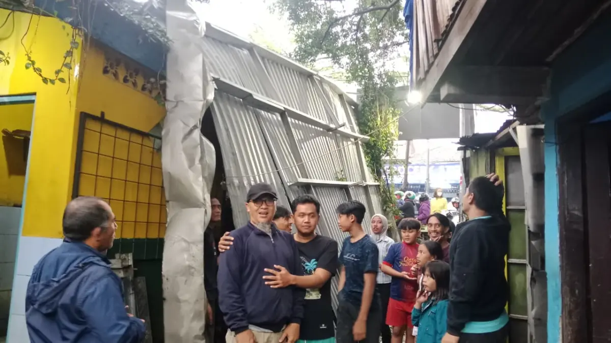 Sebuah atap seng tiba-tiba jatuh di permukiman warga di Gang Abah Dawi, Jl Sudirman, Rt 04 RW 07 Kelurahan Cibuntu