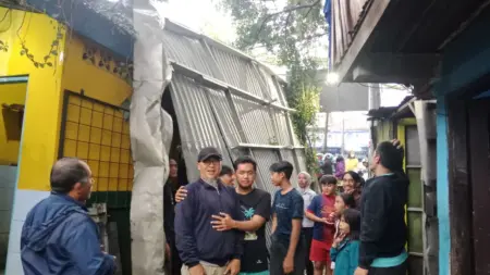 Asal Tak Diketahui, Atap Seng Tiba-Tiba Jatuh di Tengah Permukiman Cibuntu Sebuah atap seng tiba-tiba jatuh di permukiman warga di Gang Abah Dawi, Jl Sudirman, Rt 04 RW 07 Kelurahan Cibuntu