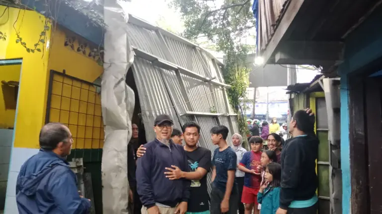 Asal Tak Diketahui, Atap Seng Tiba-Tiba Jatuh di Tengah Permukiman Cibuntu Sebuah atap seng tiba-tiba jatuh di permukiman warga di Gang Abah Dawi, Jl Sudirman, Rt 04 RW 07 Kelurahan Cibuntu