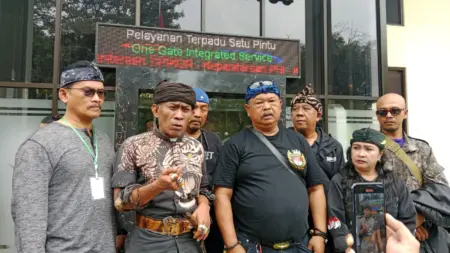 Para Sesepuh Rumah Aliansi Suku Sunda Ngahiji saat menghadiri Sidang Resbob (Sarah/Koran Mandala)