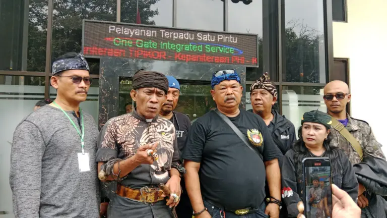 Para Sesepuh Rumah Aliansi Suku Sunda Ngahiji saat menghadiri Sidang Resbob (Sarah/Koran Mandala)