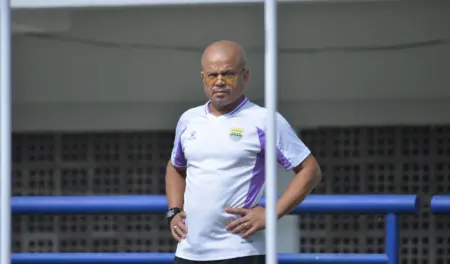 Bukan Sekadar Kerja, Fisioterapis Persib Ini Jatuh Cinta Berat pada Bandung Bukan Sekadar Kerja, Fisioterapis Persib Ini Jatuh Cinta Berat pada Bandung: “Saya Bisa Tinggal Seumur Hidup!”