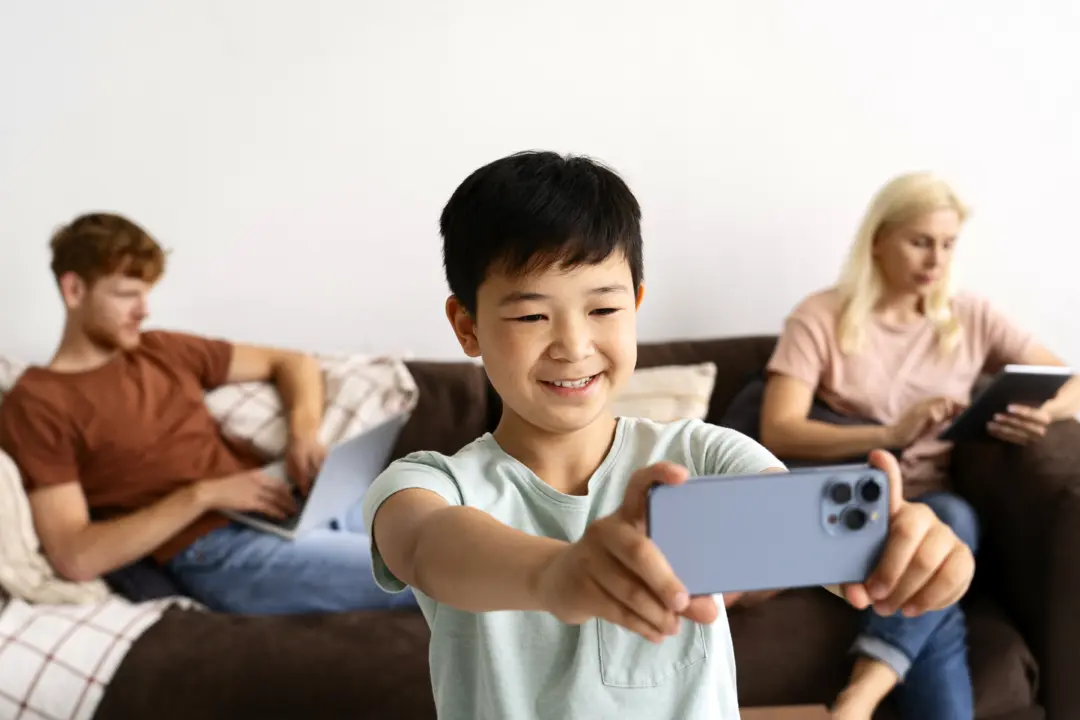 Ilustrasi Anak dan orang tua sama-sama sibuk dengan handphone. (Sumber: freepik.com)