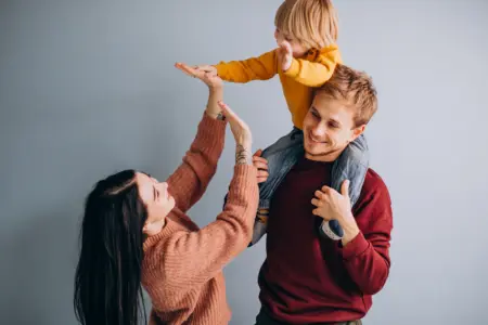 Orang Tua Wajib Tahu, Ini Cara Dampingi Anak di Era Pembatasan Medsos Ilustrasi Orang tua Bermain bersama anak (sumber :freepik.com)