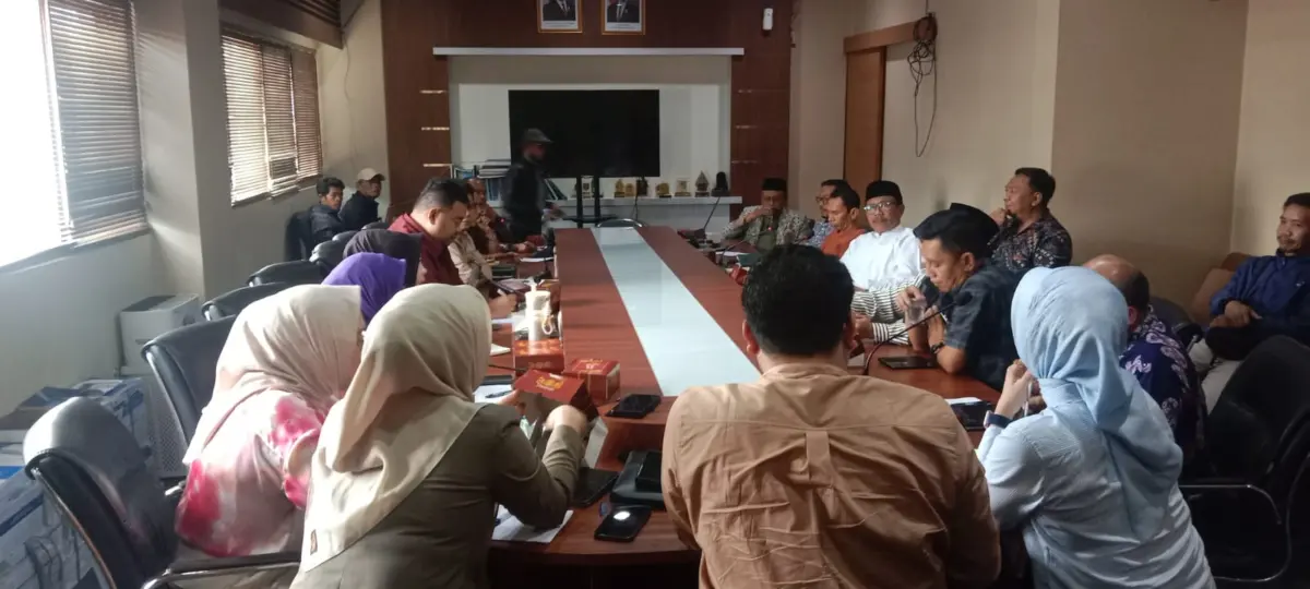 Rapat kerja komisi IV DPRD kabupaten Garut berlangsung di Gedung DPRD Garut dengan Dinas Pendidikan Garut terkait pembatalan penyerahan SPT korwil untuk 42 kecamatan, Jum'at (29/5)2026)