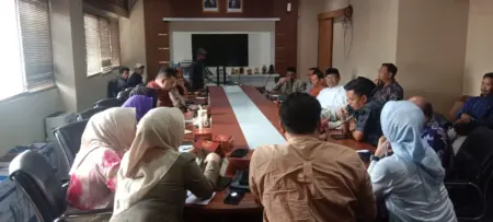Rapat kerja komisi IV DPRD kabupaten Garut berlangsung di Gedung DPRD Garut dengan Dinas Pendidikan Garut terkait pembatalan penyerahan SPT korwil untuk 42 kecamatan, Jum'at (29/5)2026)