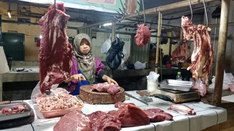 Harga Daging Sapi Tembus Rp160 Ribu, Pasokan Masih Didominasi Impor Jelang Idul Adha Harga Daging Sapi Tembus Rp 160 ribu per/kg di Pasar Kosambi (Sarah/ Koran Mandala)