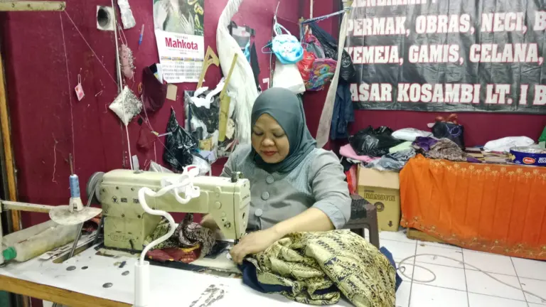 Anjloknya Rupiah Dekati Rp18.000 per Dolar AS, Penjahit Permak Bandung Ikut Terdampak Kenaikan Harga Benang Penjahit permak pakaian, Sumartini (46) Pasar Kosambi Bandung Jumat, 22/5/2026 (Sarah/Koran Mandala)