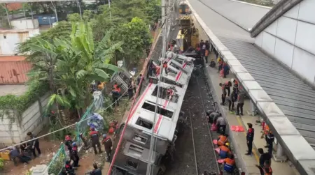 Kecelakaan KA Argo Bromo Anggrek dengan KRL Commuter Line di Bekasi Timur. (Istimewa)