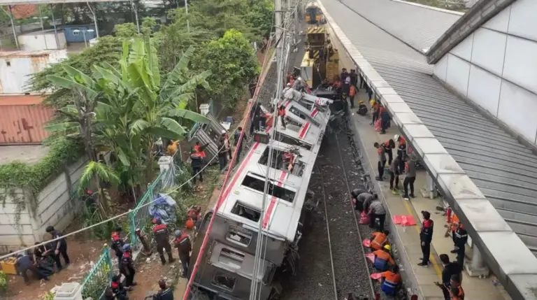 Kecelakaan KA Argo Bromo Anggrek dengan KRL Commuter Line di Bekasi Timur. (Istimewa)