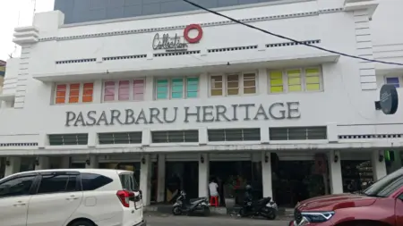 Pedagang Pasar Baru Sambut Reaktivasi Bandara Husein, Berharap Wisatawan dan Penjualan Kembali Meningkat Suasana Pasar Baru Sabtu 30/5/2026 (Sarah/Koran Mandala)