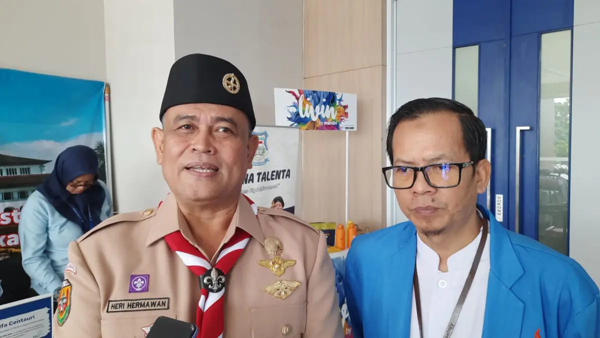 Anggota Komisi IV DPRD Kota Bandung, Hermawan, & Ketua FKKS SD Swasta Kota Bandung, Iwan Kurniawan acara dalam kegiatan workshop dan silaturahmi Forum komunikasi kepala sekola SD swasta kota Bandung Senin 25/5/2026