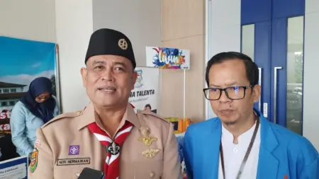 Anggota Komisi IV DPRD Kota Bandung, Hermawan, & Ketua FKKS SD Swasta Kota Bandung, Iwan Kurniawan acara dalam kegiatan workshop dan silaturahmi Forum komunikasi kepala sekola SD swasta kota Bandung Senin 25/5/2026