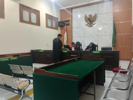 Hakim tunggal Widiarso, S.H., M.H., saat memimpin sidang perdana permohonan praperadilan warga Bandung melawan Polda Jabar di Ruang Tiga PN Bandung, Senin (25/5/2026).