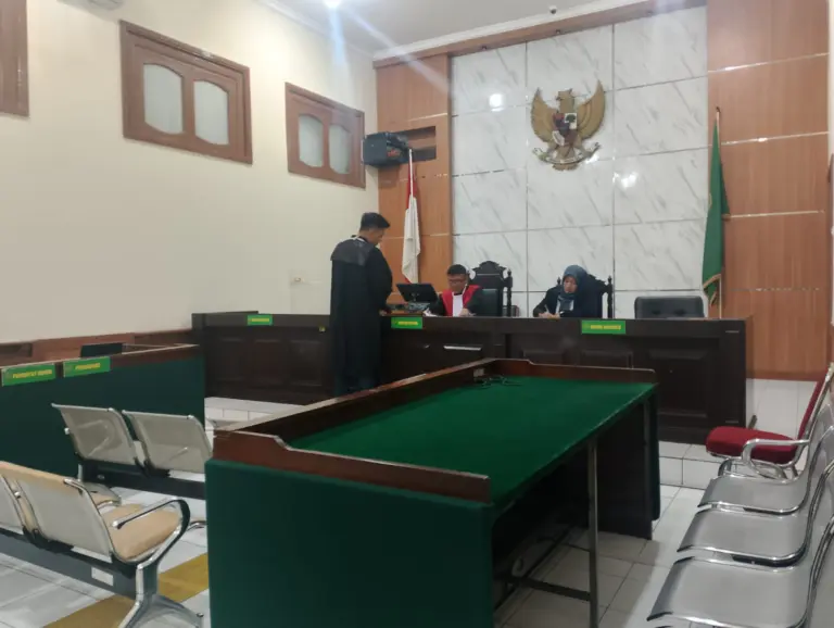 Polda Jabar Mangkir Sidang Perdana Praperadilan, Nasib Tersangka Kasus Warisan Tertunda Hakim tunggal Widiarso, S.H., M.H., saat memimpin sidang perdana permohonan praperadilan warga Bandung melawan Polda Jabar di Ruang Tiga PN Bandung, Senin (25/5/2026).