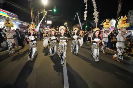 Rombongan kirab Mahkota Binokasih yang berlangsung di Kabupaten Sumedang, Sabtu (2/5/2026).(Dokumentasi Humas Jabar)