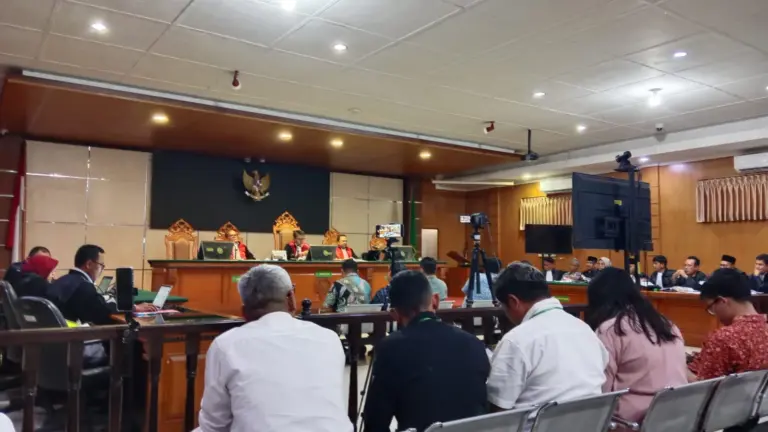 Sidang Ijon Proyek Bekasi: Kadis Cipta Karya Akui Serahkan Rp500 Juta ke HM Kunang Sidang dugaan korupsi "ijon proyek" yang melibatkan Bupati Bekasi nonaktif Ade Kuswara Kunang dan ayahnya, HM Kunang di PN Bandung Senin, 25/5/2026