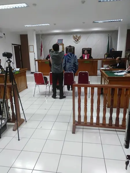 Mantan Ketua Komisi Yudisial Prof. Dr. Eman Suparman saat disumpah dan ia memberikan kesaksian kritis terkait pelanggaran hukum pengadilan yang menunda eksekusi lahan hingga 14 bulan