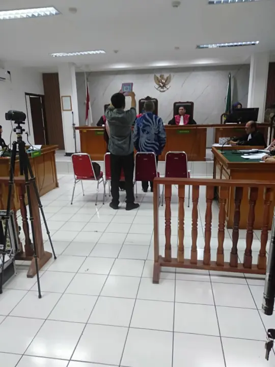 Mantan Ketua Komisi Yudisial Prof. Dr. Eman Suparman saat disumpah dan ia memberikan kesaksian kritis terkait pelanggaran hukum pengadilan yang menunda eksekusi lahan hingga 14 bulan