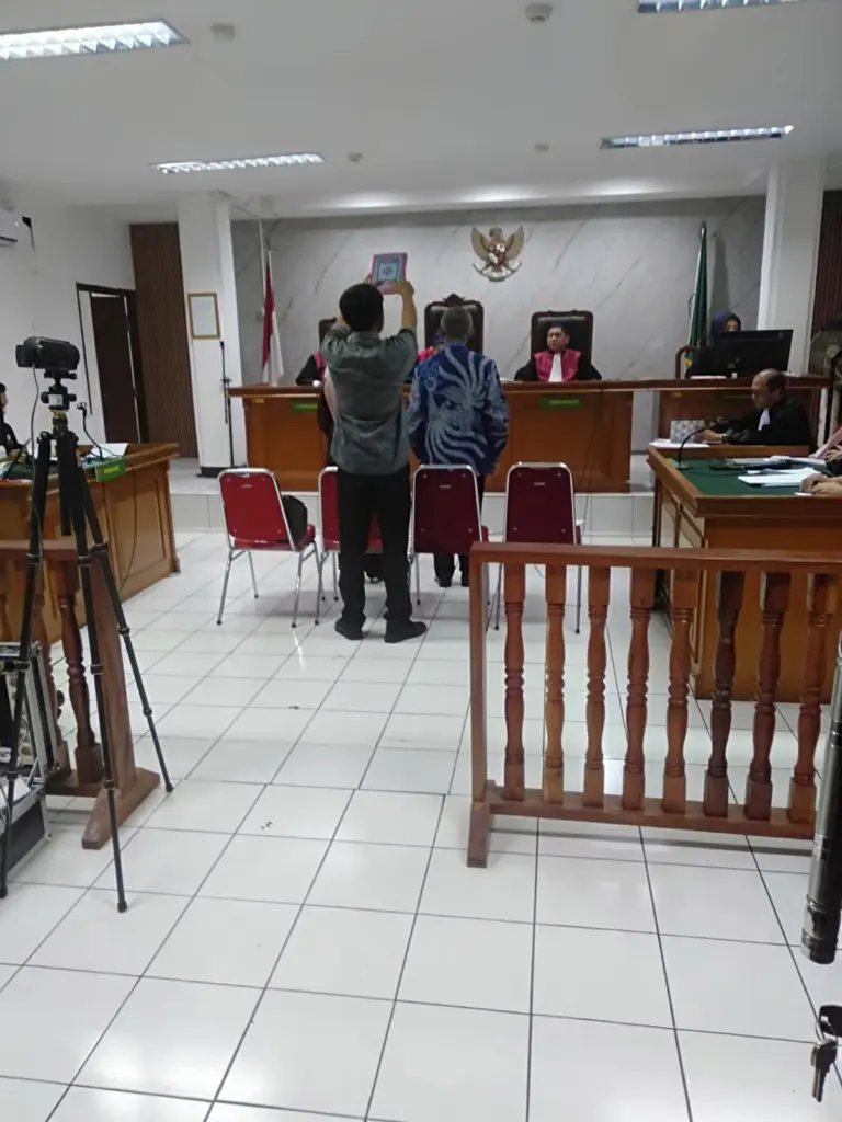 Mantan Ketua Komisi Yudisial Prof. Dr. Eman Suparman saat disumpah dan ia memberikan kesaksian kritis terkait pelanggaran hukum pengadilan yang menunda eksekusi lahan hingga 14 bulan