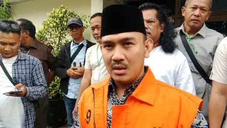 Ade Kuswara Bantah Tuntutan Jaksa, Kuasa Hukum Soroti Uang Pengganti Bupati Bekasi nonaktif Ade Kuswara Kunang usai persidangan Sarah/Koran Mandala