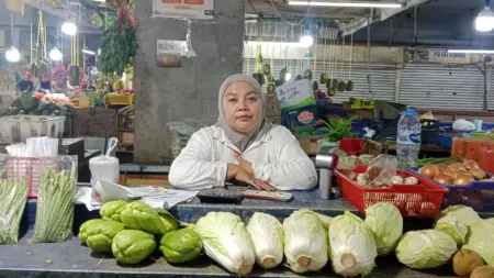 Jelang Iduladha, Harga Cabai Tembus 90.00 Per/Kg, Pedagang Sebut Pembeli Masih Sepi Komoditas Cabai dan sayuran di pasar Kosambi Bandung (Sarah/Koran Mandala)