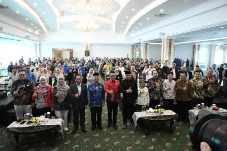 KPID Jabar, PTS dan RRI Jalin MoU Akbar Hadapi Tantangan Disrupsi Digital Sekda Jawa Barat Herman Suryatman, Ketua KPID Jabar Adiyana Slamet dan Ketua Aptisi Jabar Prof Eddy Soeryanto Soegoto bersama ratusan rektor, ketua, dan direktur perguruan tinggi swasta di Jawa Barat, Rabu (20/5/2026) Sarah/Koran Mandala