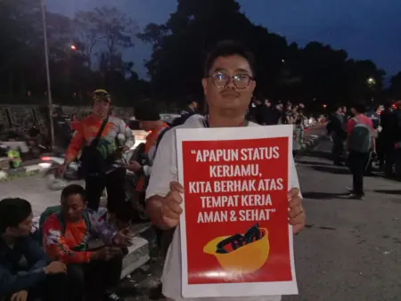 Pupun (34), buruh asal Bandung dalam aksi peringatan Hari Buruh Internasional 2026 di Jatinangor, Kab. Sumedang (1/5/2026)