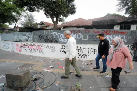 Ricuh May Day Bandung: Aksi Anarkis Pecah di Dago Cikapayang, Fasilitas Publik Rusak Parah