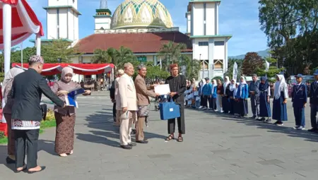 Ketua DPRD Aris Munandar Hadiri Hardiknas di Garut, Soroti Kekosongan Kepala Sekolah hingga Tuntutan Buruh Ketua DPRD Aris Munandar Hadiri Hardiknas di Garut, Soroti Kekosongan Kepala Sekolah hingga Tuntutan Buruh