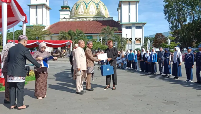 Ketua DPRD Aris Munandar Hadiri Hardiknas di Garut, Soroti Kekosongan Kepala Sekolah hingga Tuntutan Buruh