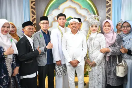 KDM Jadi Saksi Nikah Pasangan Disabilitas Puja dan Sayyid KDM Jadi Saksi Nikah Pasangan Disabilitas Puja dan Sayyid