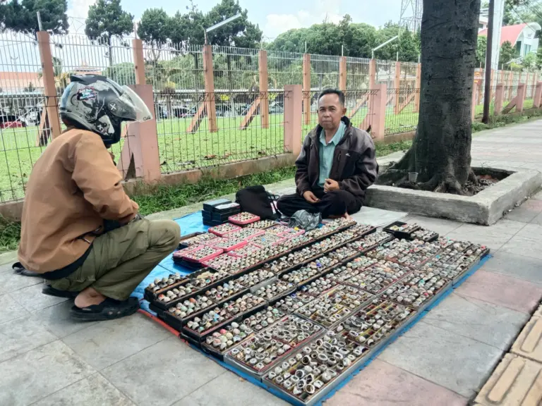 Di Bawah Pohon Jalanan Bandung, Asep Menjaga Harapan dari Batu Akik Asep (55) pedagang cincin batu akik di Jl. Soekarno-Hatta, Kota Bandung (3/5/2026)