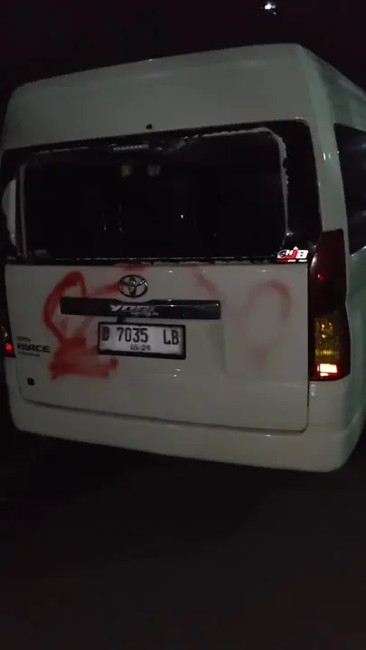Kondisi mobil travel yang dirusak sekelompok orang di kawasan Cikapayang-Tamansari, Kota Bandung (Dok. TikTok/athar_travel)