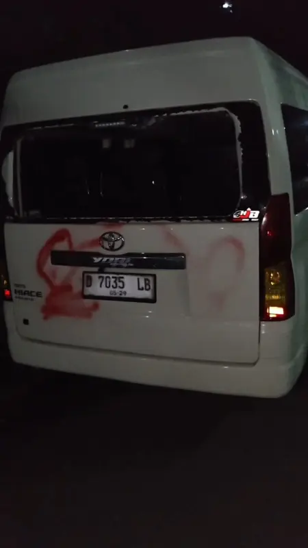 Kondisi mobil travel yang dirusak sekelompok orang di kawasan Cikapayang-Tamansari, Kota Bandung (Dok. TikTok/athar_travel)